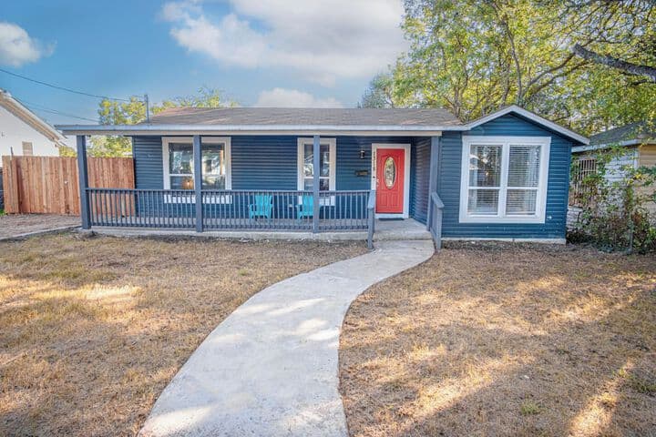 Stylish 4 Br / 2ba Renovated Home Near Downtown photo 2