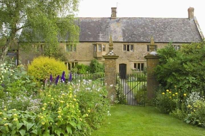 Haselbury Plucknett destination view