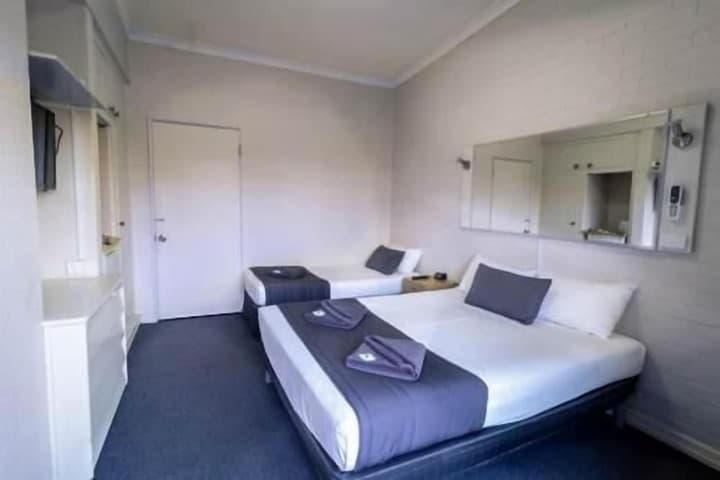 Kingsford Riverside Inn photo 4