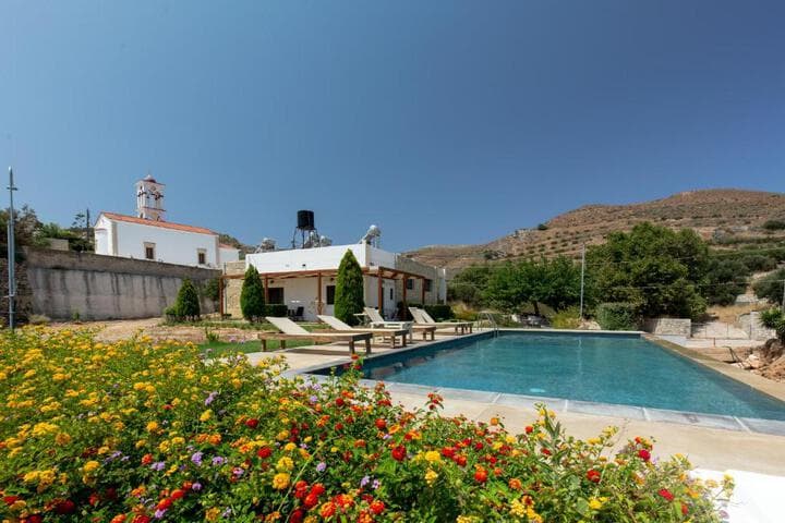 Agarathos Traditional Rooms with Pool photo 2