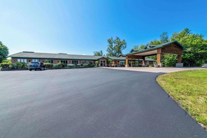 Econo Lodge Inn & Suites Munising Area photo 3