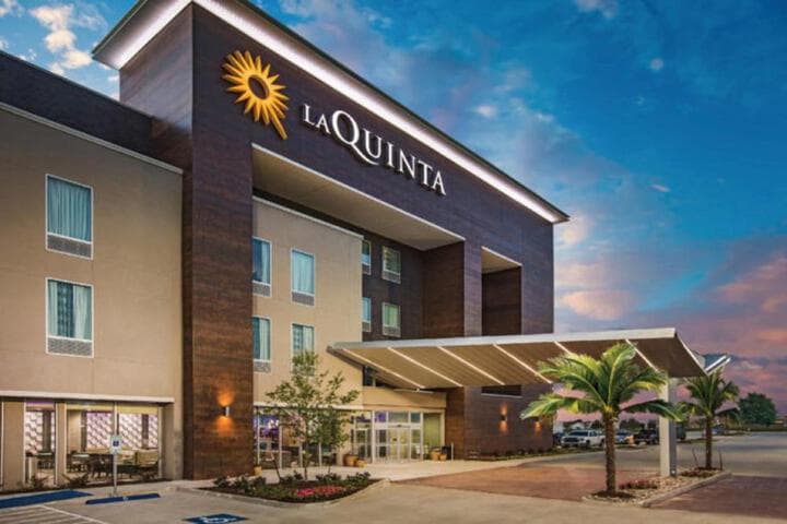 La Quinta Inn & Suites by Wyndham Manassas VA Dulles Airport photo 2