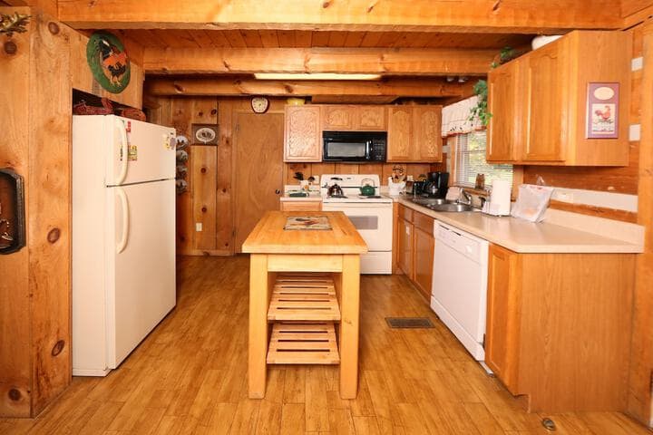 A Walk in the Clouds Two Bedroom Cabin photo 5