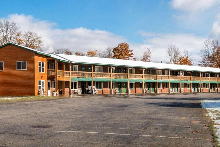 Econo Lodge Inn & Suites Munising Area photo 5