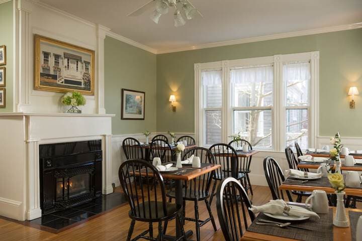 Brass Lantern Inn photo 3