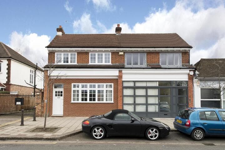 London House photo 3