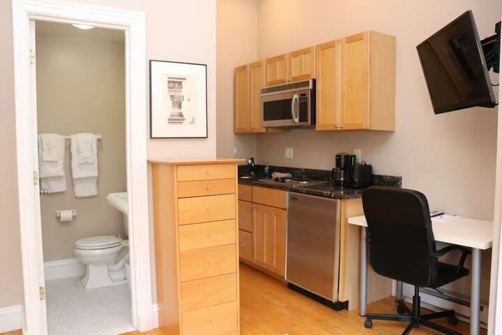 Maverick Suites at 402 Columbus Ave photo 5