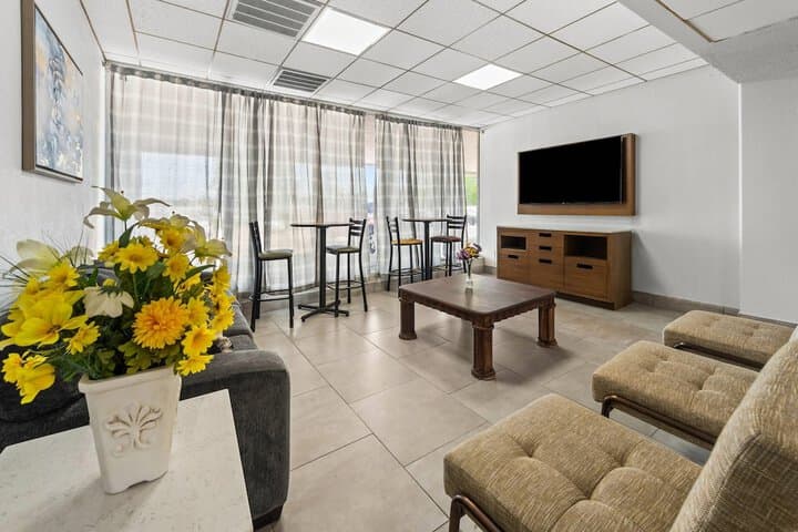 Suburban Studios Fairborn - Dayton photo 4