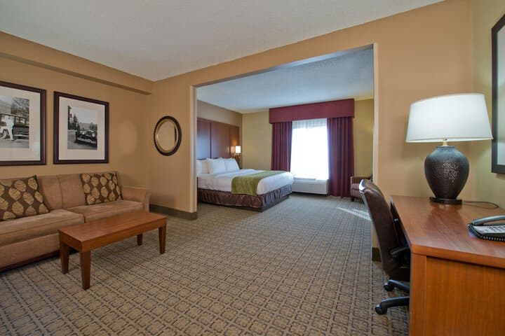 Russell Inn & Suites photo 5