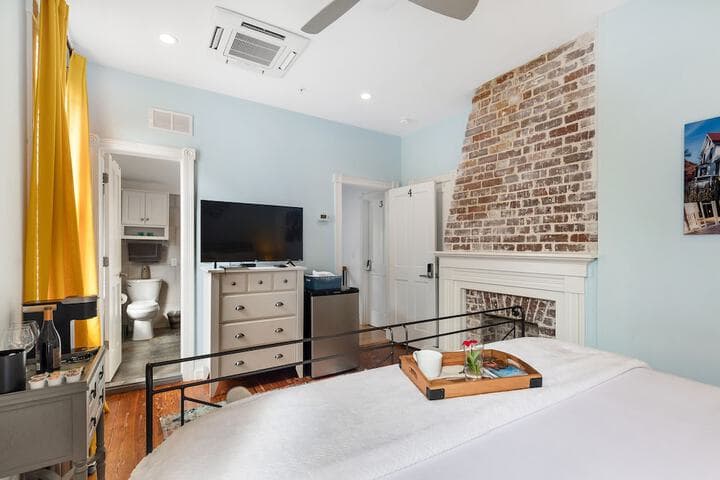 Luxurious Private Suites in Downtown Charleston photo 3
