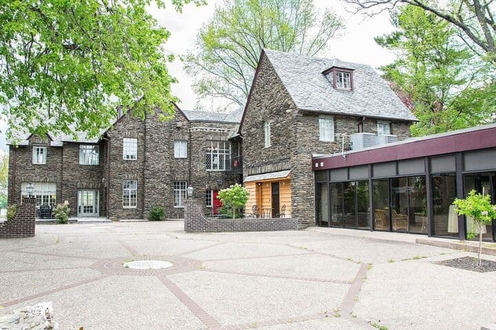 The Manor on Front photo 5