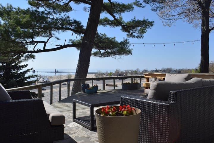 Looking Glass Beachfront Inn photo 2