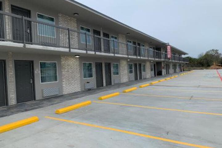 Super 8 by Wyndham Sulphur South photo 3