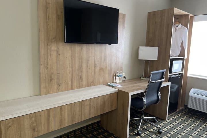 Econo Lodge Inn & Suites photo 4