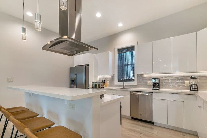 Spacious Townhouse with Balcony photo 5