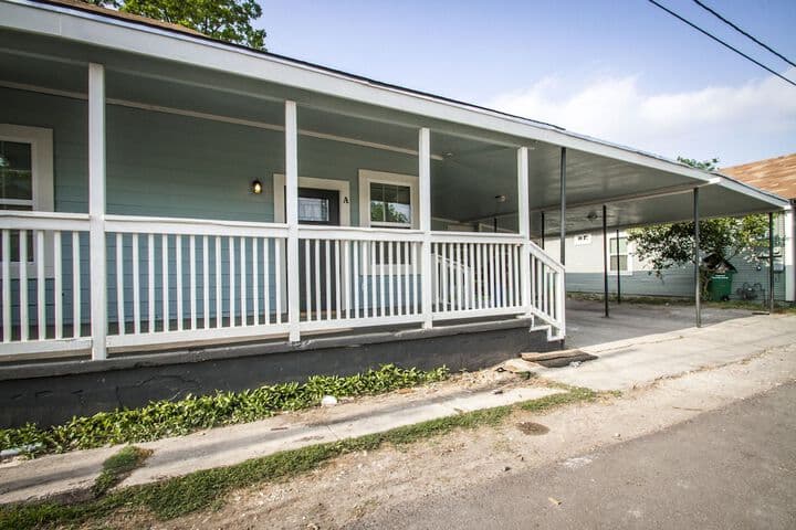 3br / 2ba Remodeled Apartment Near Downtown photo 3