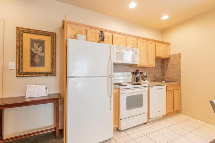 Ebb Tide Suites photo 5