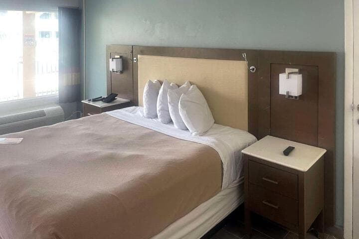 Rodeway Inn photo 5