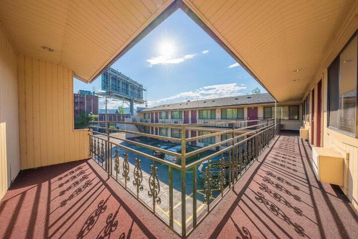 Broadway Inn by OYO Portland Downtown photo 5