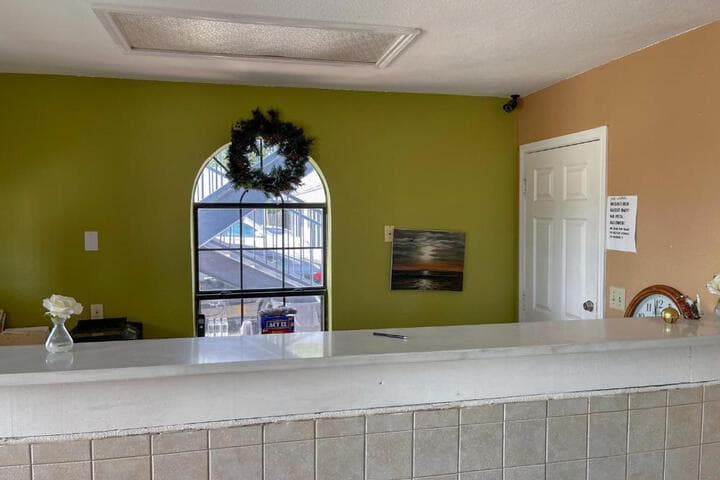 Deluxe Inn & Suites photo 1