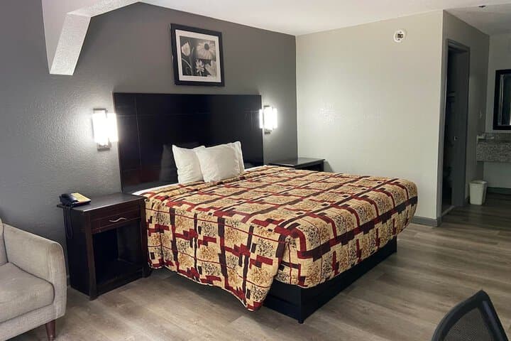 Speedway Inn & Suites photo 3