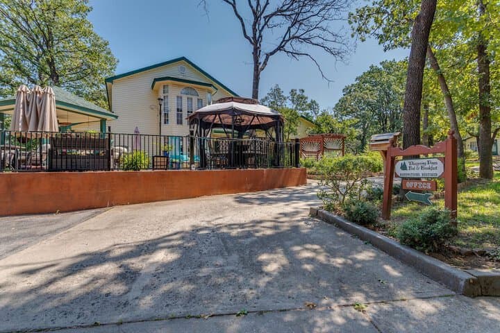 The Whispering Pines Inn Bed & Breakfast photo 5
