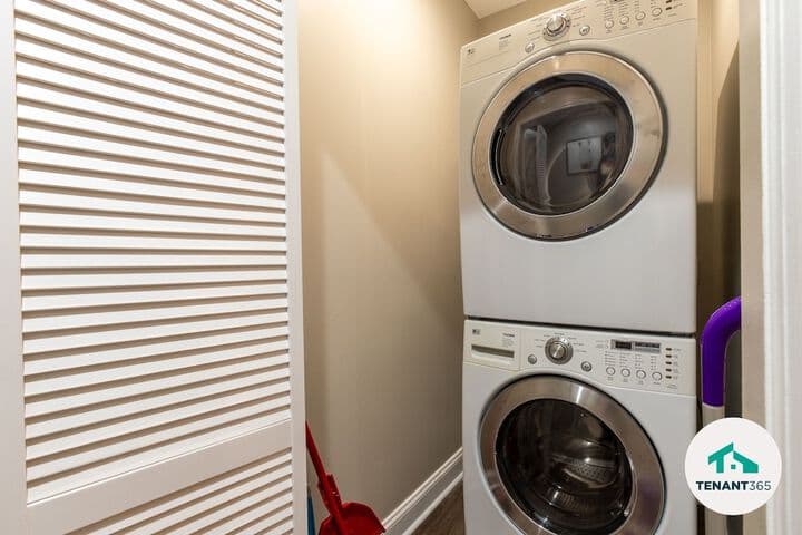 Baltimores Best Home Away From Home 2 Bedroom Apts by Redawning photo 2