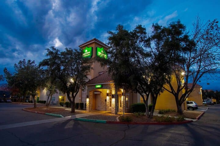 HomeTowne Studios by Red Roof Phoenix Dunlap Ave photo 2