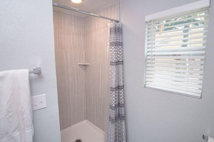 Classic 1br / 1ba Charming Apt w / Modern Upgrades photo 2