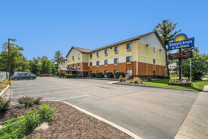 Days Inn & Suites by Wyndham Traverse City photo 2
