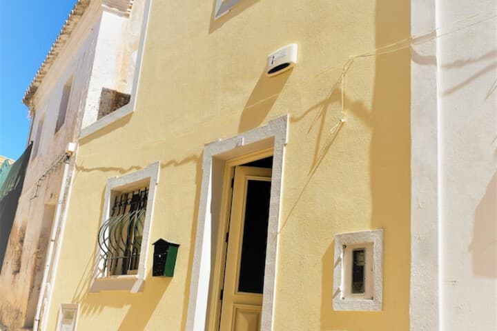 Yellow House photo 3