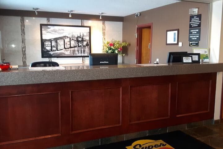 Super 8 by Wyndham Cochrane photo 3