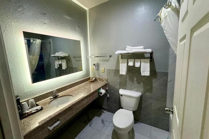 Baymont by Wyndham Texas City photo 5