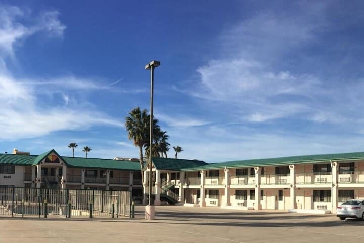 Days Inn by Wyndham Safford AZ photo 2