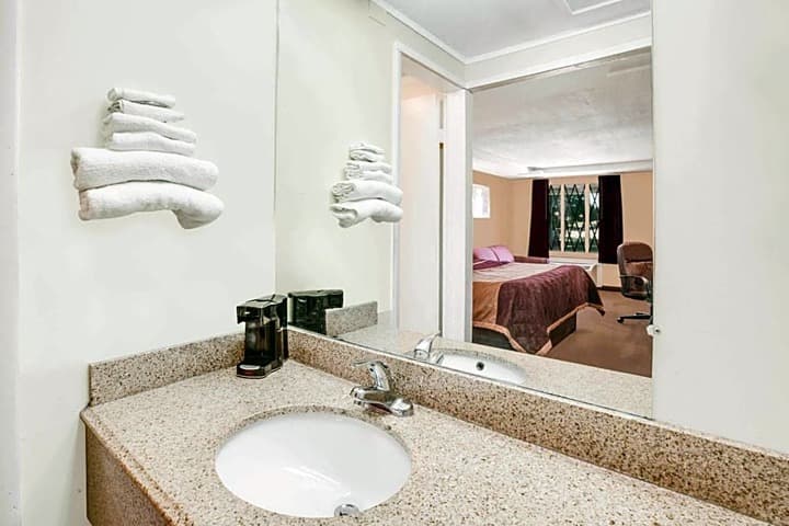 Rodeway Inn & Suites Saginaw MI photo 3