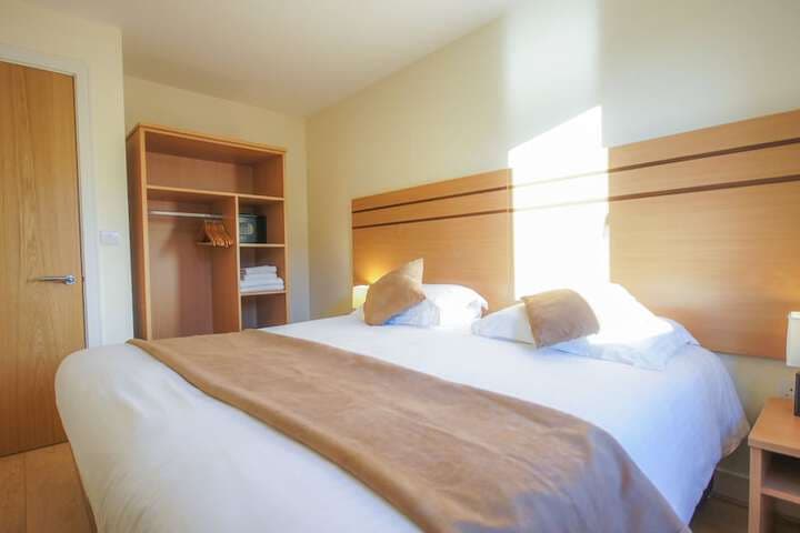 Crompton Court photo 5