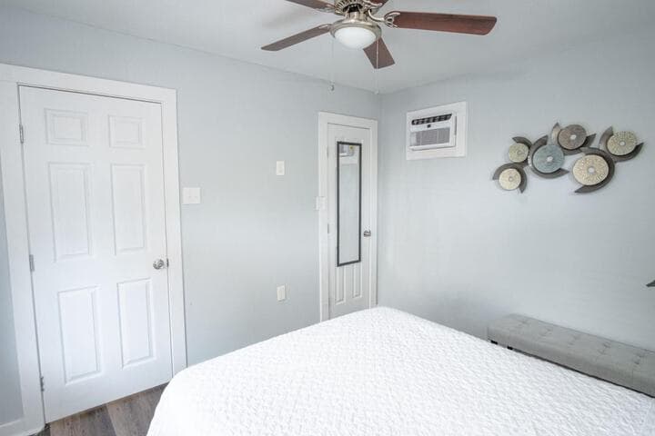 Classic 1br / 1ba Charming Apt w / Modern Upgrades photo 3