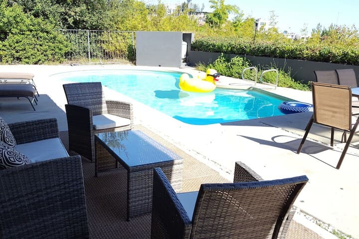 4 Bedroom Celebrity House with Pool & City View photo 3