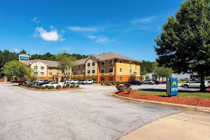 Suburban Studios Columbus Bradley Park photo 2