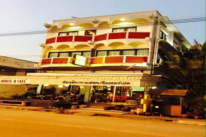 EZ House & Cafe photo 2
