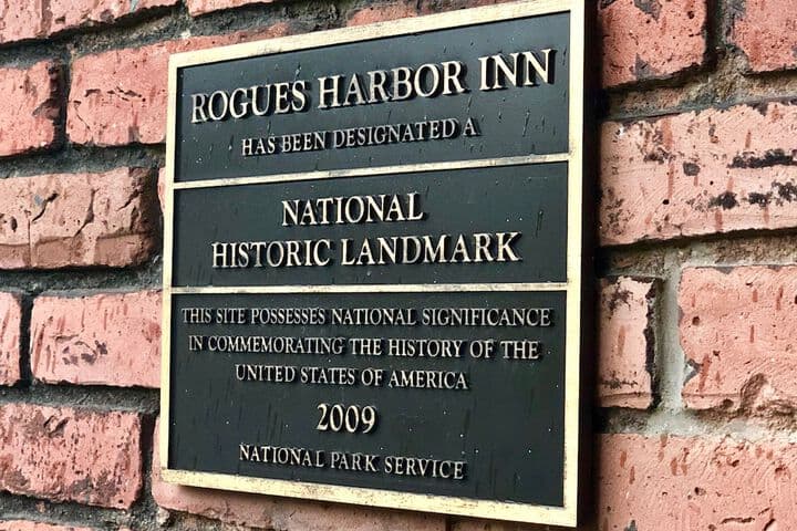 Rogues Harbor Inn photo 2