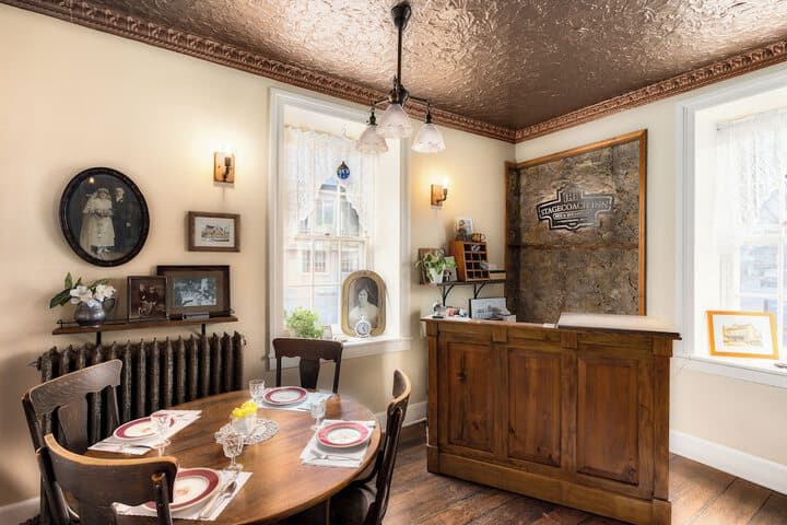 The Stagecoach Inn Bed & Breakfast&Five20 Social Stop photo 4