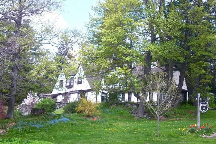 Whistlers Inn Bed & Breakfast photo 5