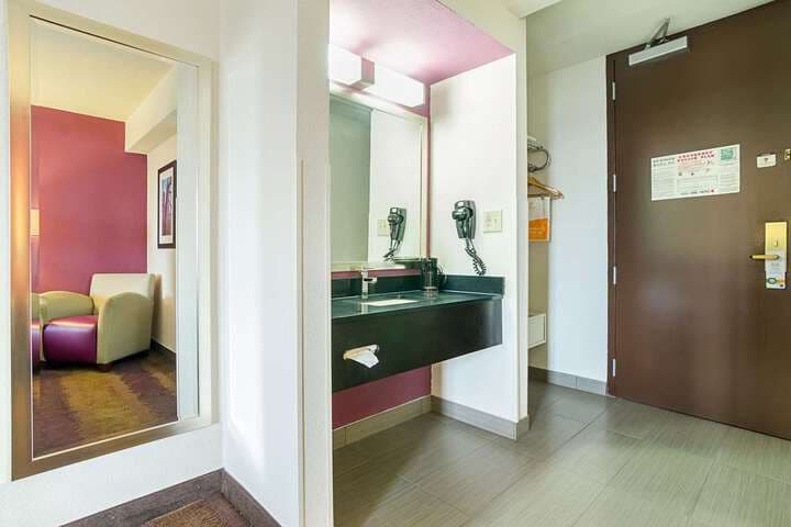 Quality Inn West End photo 4
