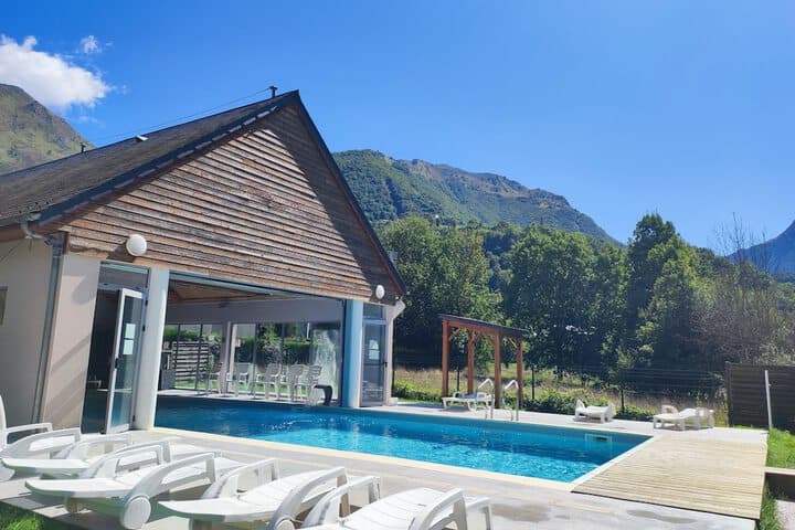 Luz-Saint-Sauveur destination view