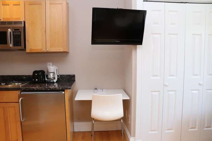 Maverick Suites at 402 Columbus Ave photo 4