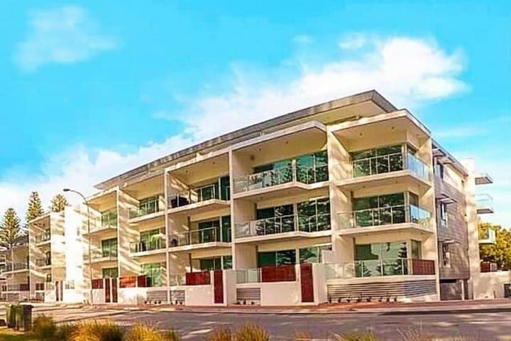 Breeze Beachfront Apartments photo 3