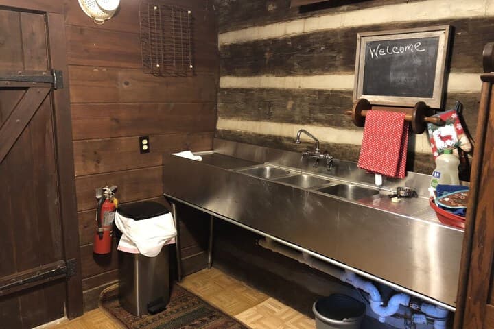 Smokey Mtn. Romantic Handcrafted Cabins photo 5