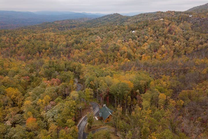 Lone Wolf Lodge by Jackson Mountain Rentals photo 4