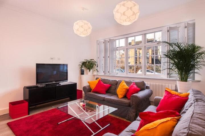 London House photo 1